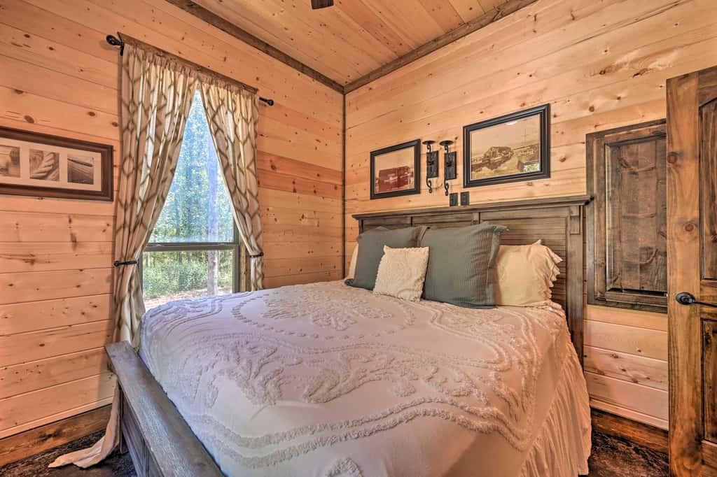 Hot Tub & Fire Pit: Spacious Broken Bow Cabin