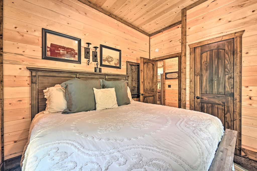 Hot Tub & Fire Pit: Spacious Broken Bow Cabin