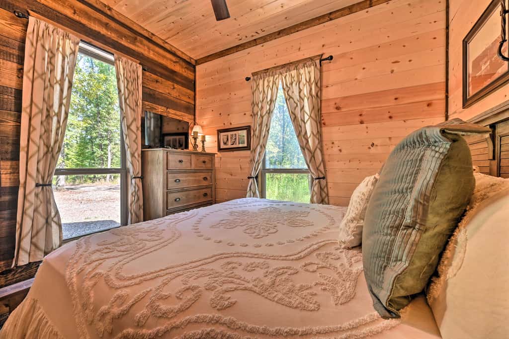 Hot Tub & Fire Pit: Spacious Broken Bow Cabin