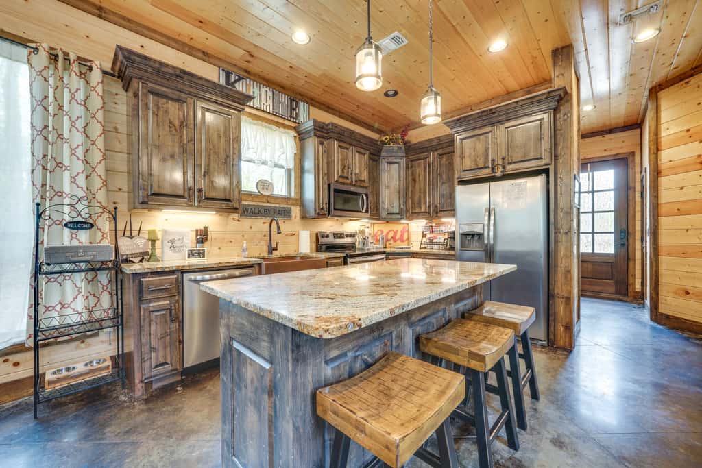 Hot Tub & Fire Pit: Spacious Broken Bow Cabin