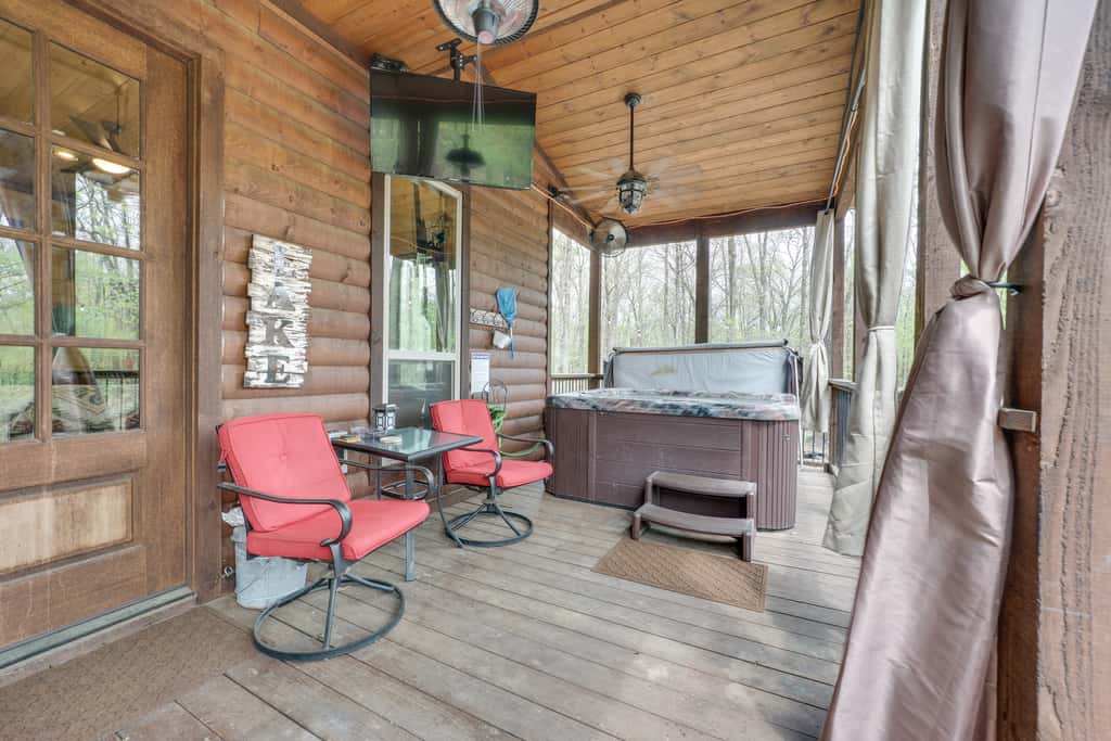 Hot Tub & Fire Pit: Spacious Broken Bow Cabin