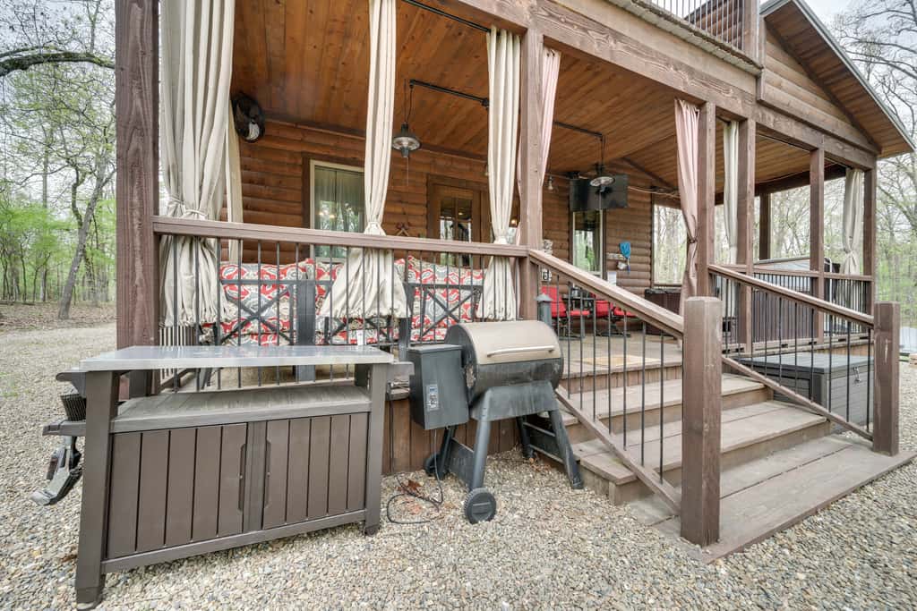 Hot Tub & Fire Pit: Spacious Broken Bow Cabin