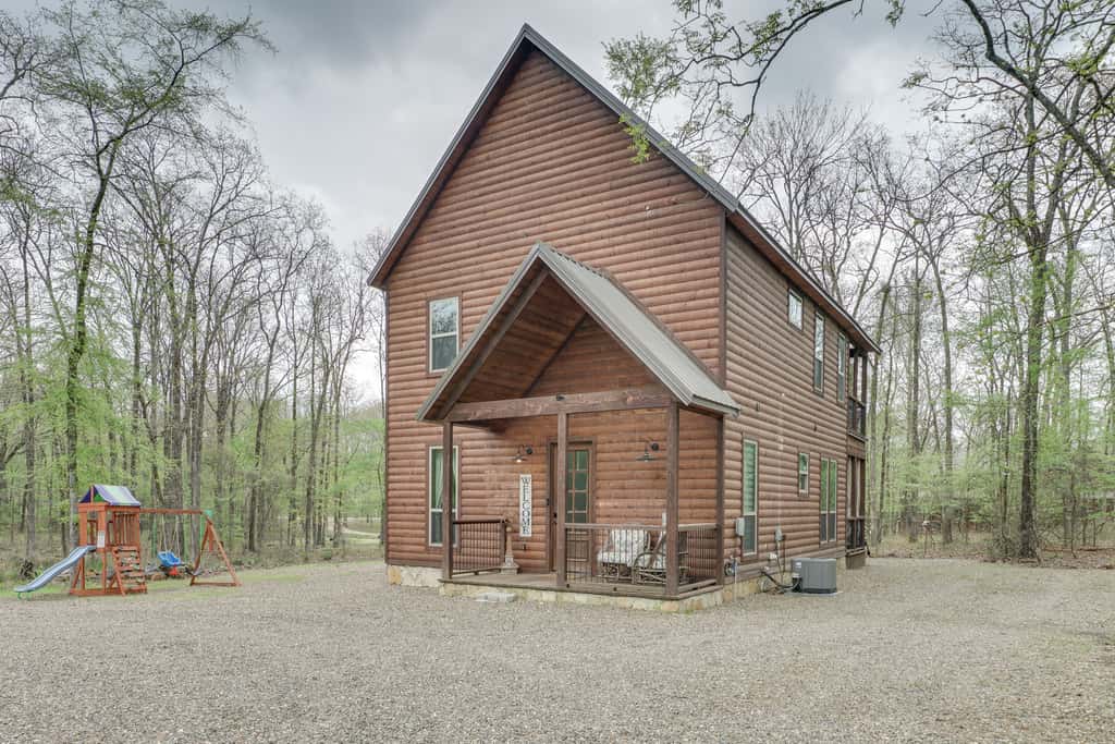 Hot Tub & Fire Pit: Spacious Broken Bow Cabin