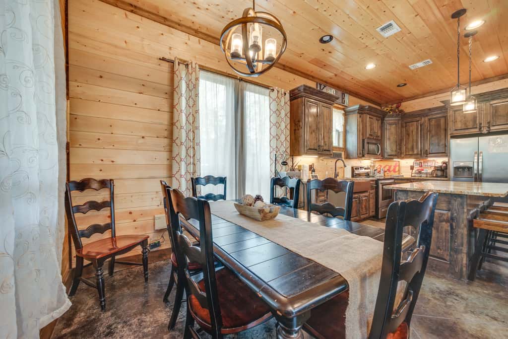 Hot Tub & Fire Pit: Spacious Broken Bow Cabin