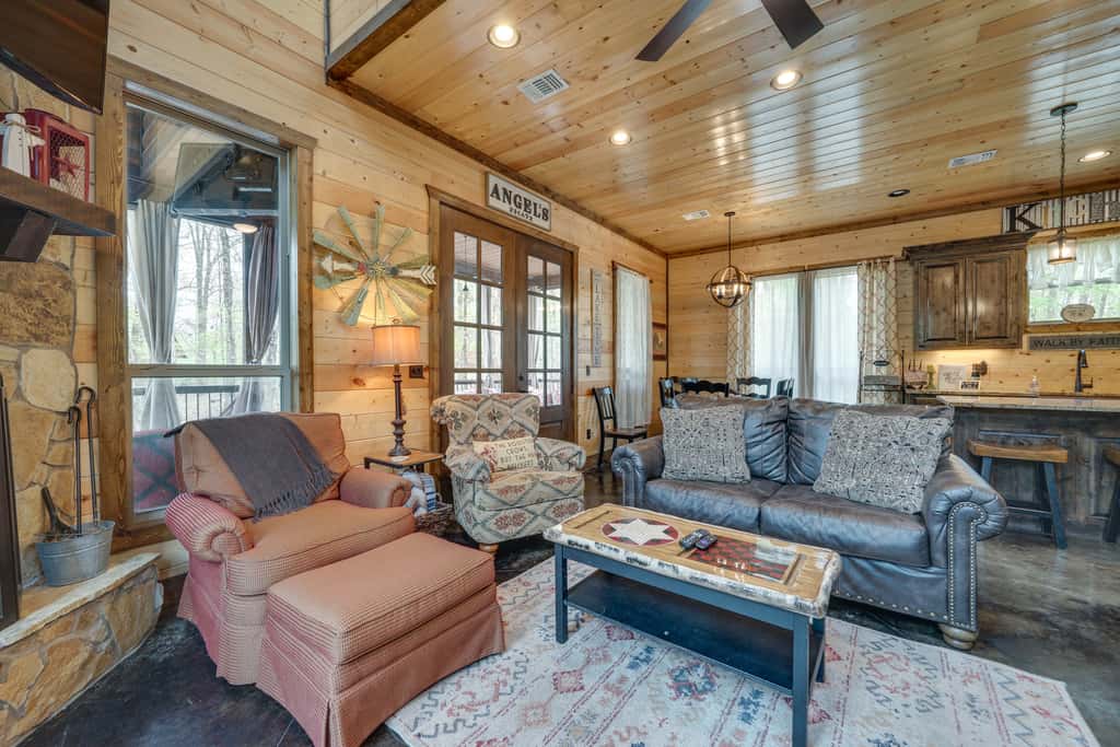 Hot Tub & Fire Pit: Spacious Broken Bow Cabin
