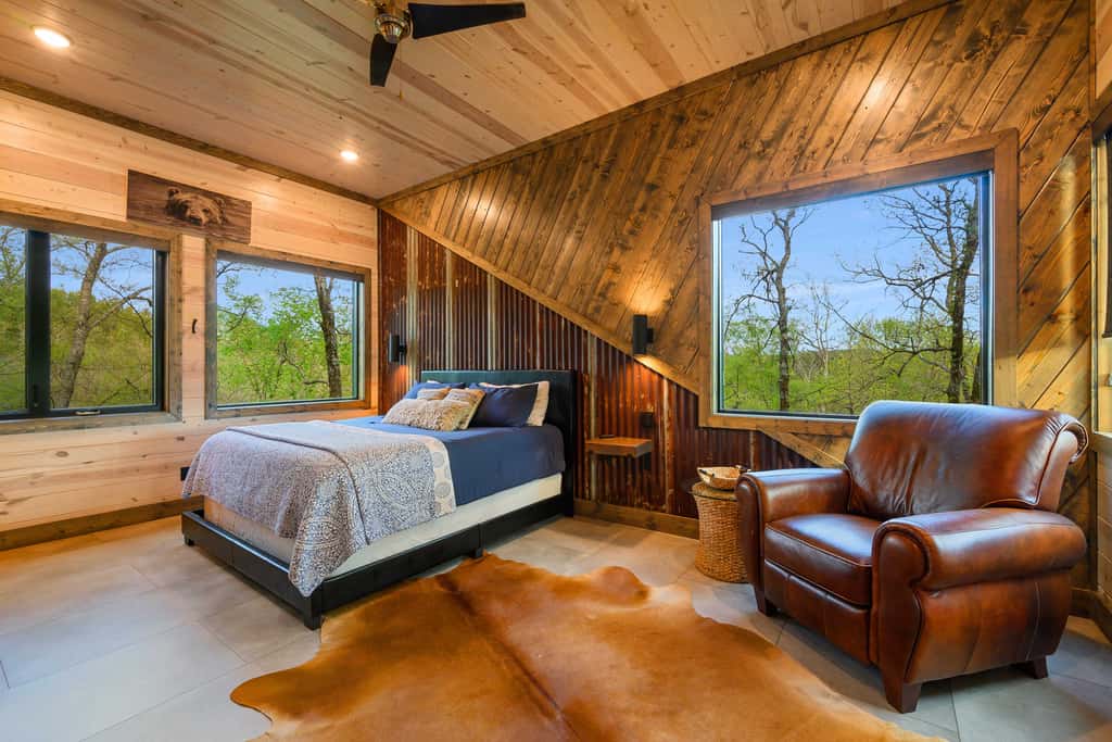 Secluded Creekside Cabin w/ Hot Tub & Fire Pit!