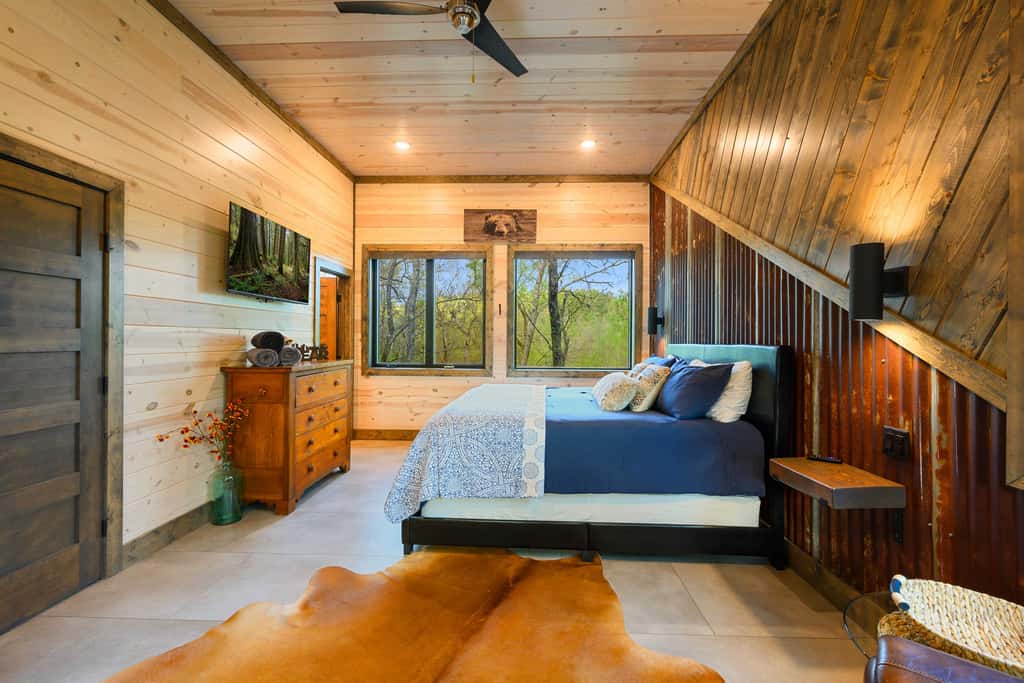 Secluded Creekside Cabin w/ Hot Tub & Fire Pit!