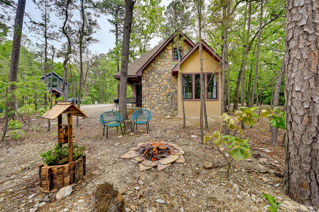 Blissful Broken Bow Studio: Fire Pit & Jacuzzi Tub