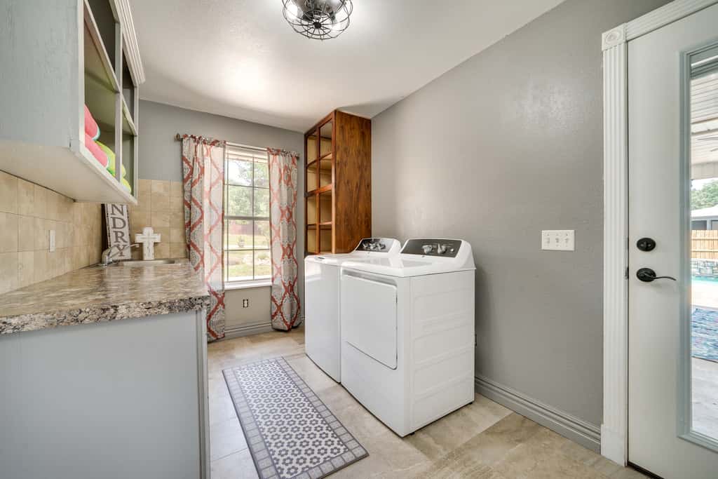 Broken Bow Vacation Rental w/ Pool & Hot Tub!