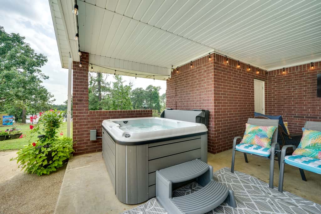 Broken Bow Vacation Rental w/ Pool & Hot Tub!