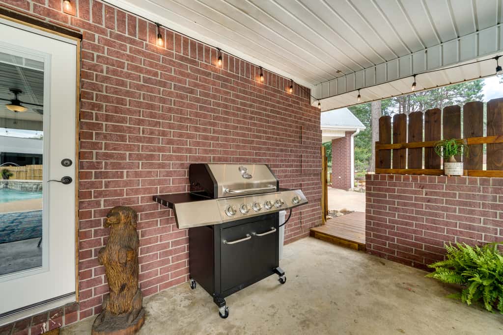 Broken Bow Vacation Rental w/ Pool & Hot Tub!