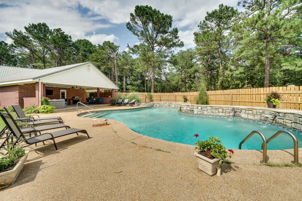 Broken Bow Vacation Rental w/ Pool & Hot Tub!
