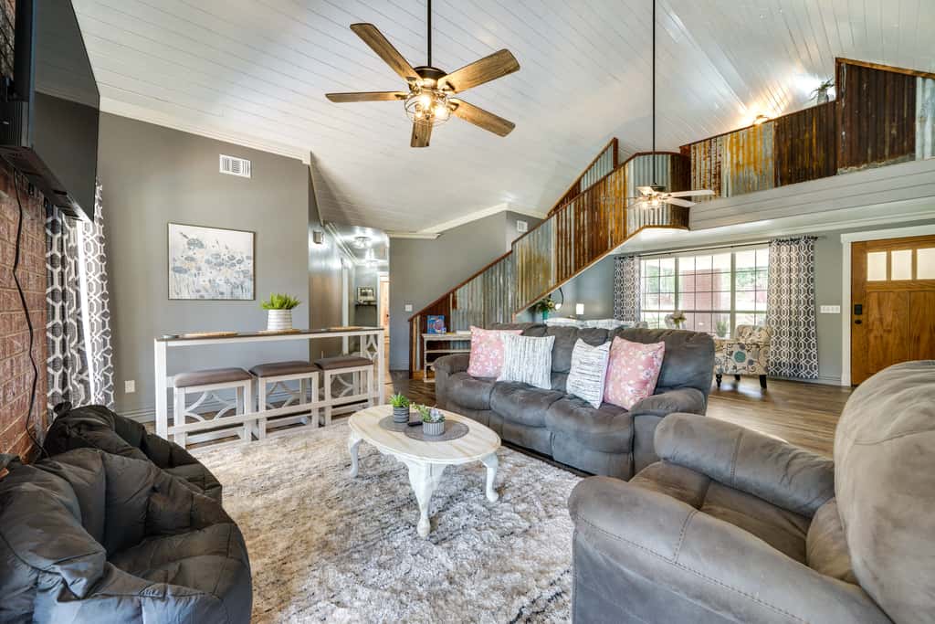 Broken Bow Vacation Rental w/ Pool & Hot Tub!