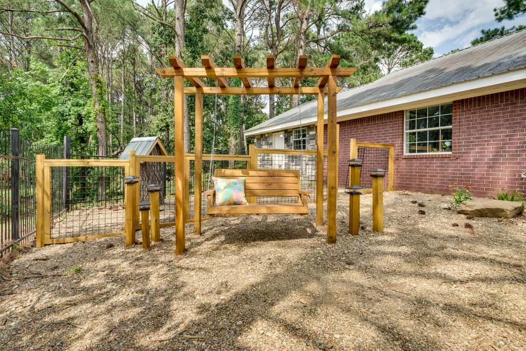 Broken Bow Vacation Rental w/ Pool & Hot Tub!