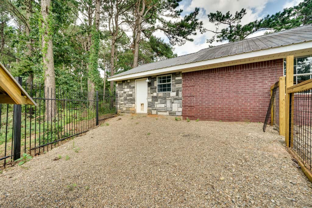 Broken Bow Vacation Rental w/ Pool & Hot Tub!