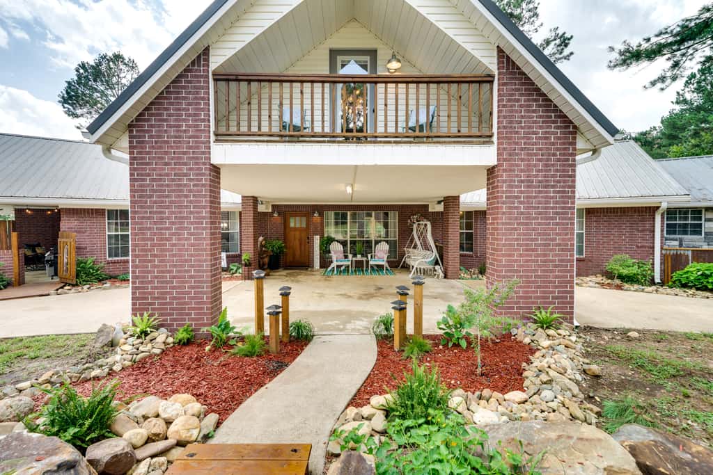 Broken Bow Vacation Rental w/ Pool & Hot Tub!