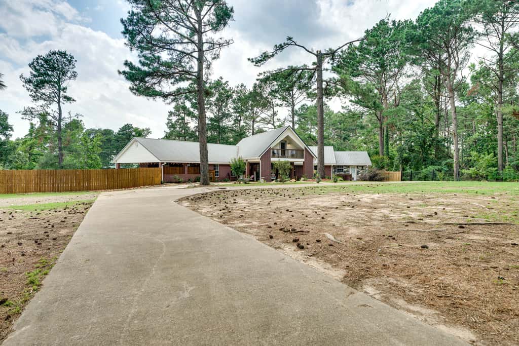 Broken Bow Vacation Rental w/ Pool & Hot Tub!