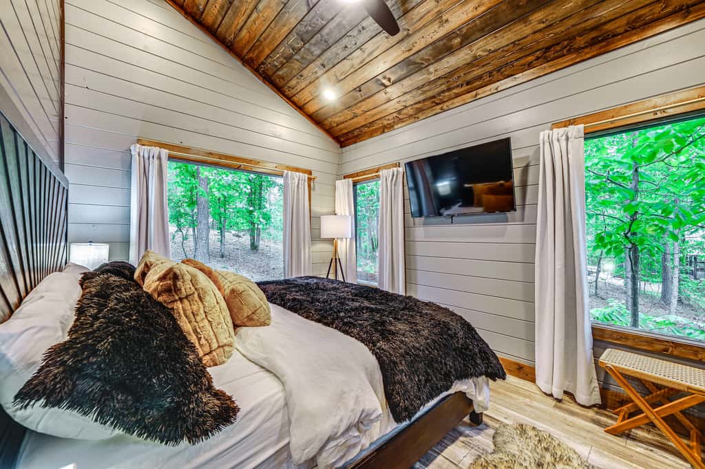 Luxe Broken Bow Vacation Rental: Hot Tub & Pets OK