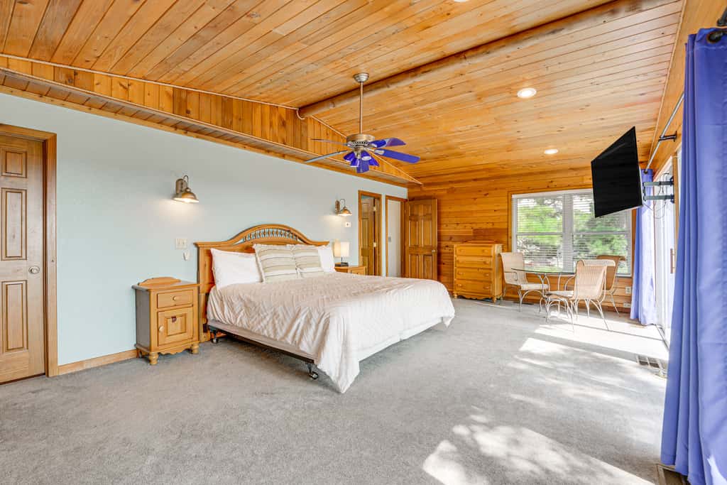 Broken Bow Escape w/ Mountain Views & Pool Access!