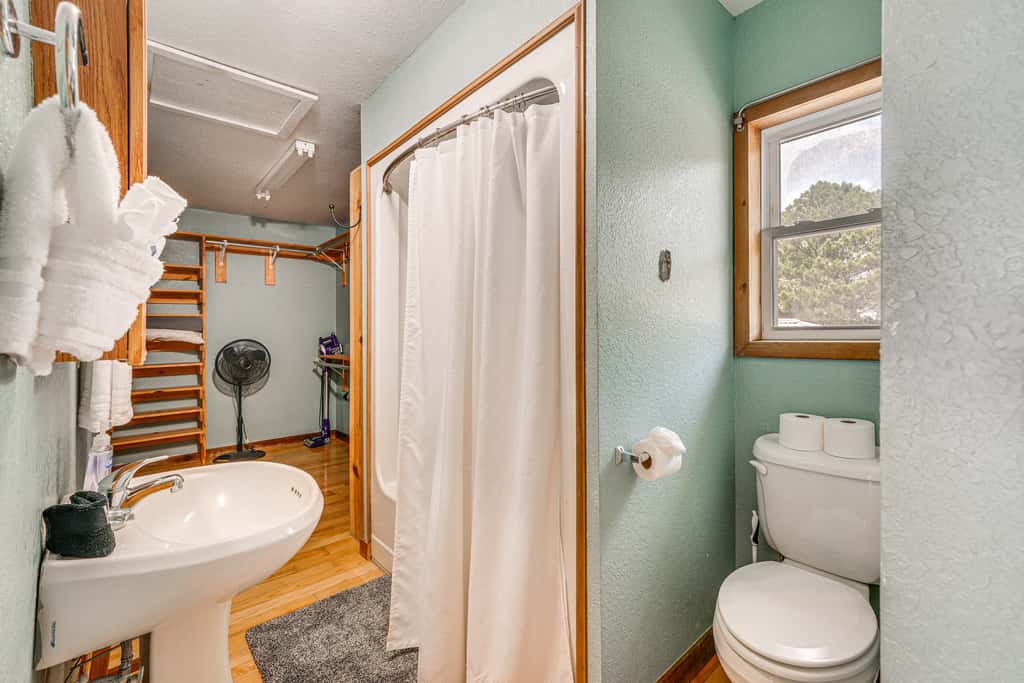 Broken Bow Escape w/ Mountain Views & Pool Access!