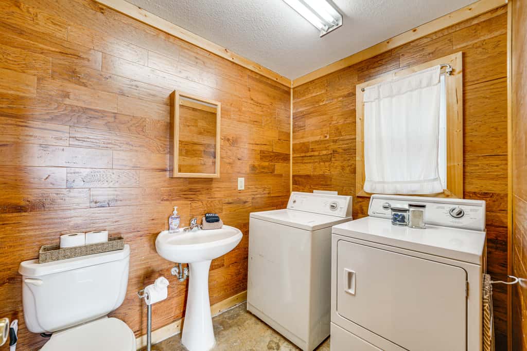 Broken Bow Escape w/ Mountain Views & Pool Access!