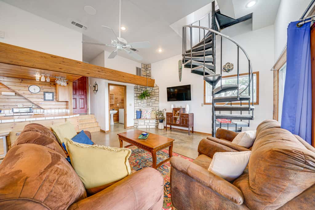 Broken Bow Escape w/ Mountain Views & Pool Access!