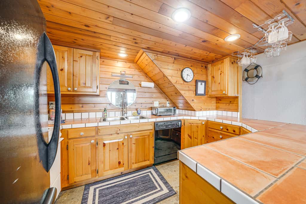 Broken Bow Escape w/ Mountain Views & Pool Access!