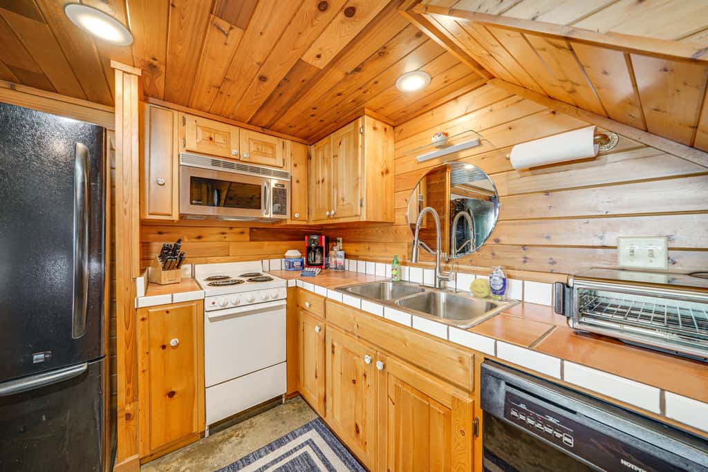 Broken Bow Escape w/ Mountain Views & Pool Access!