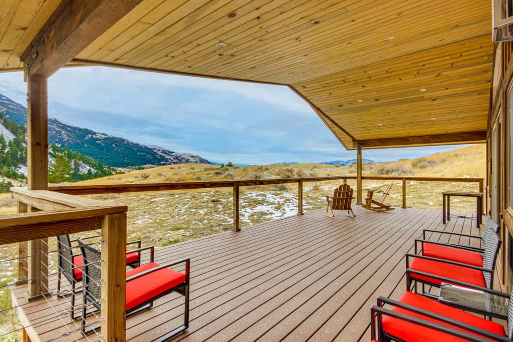 < 1 Mi to Chico Hot Springs: Mtn-View Hideaway!