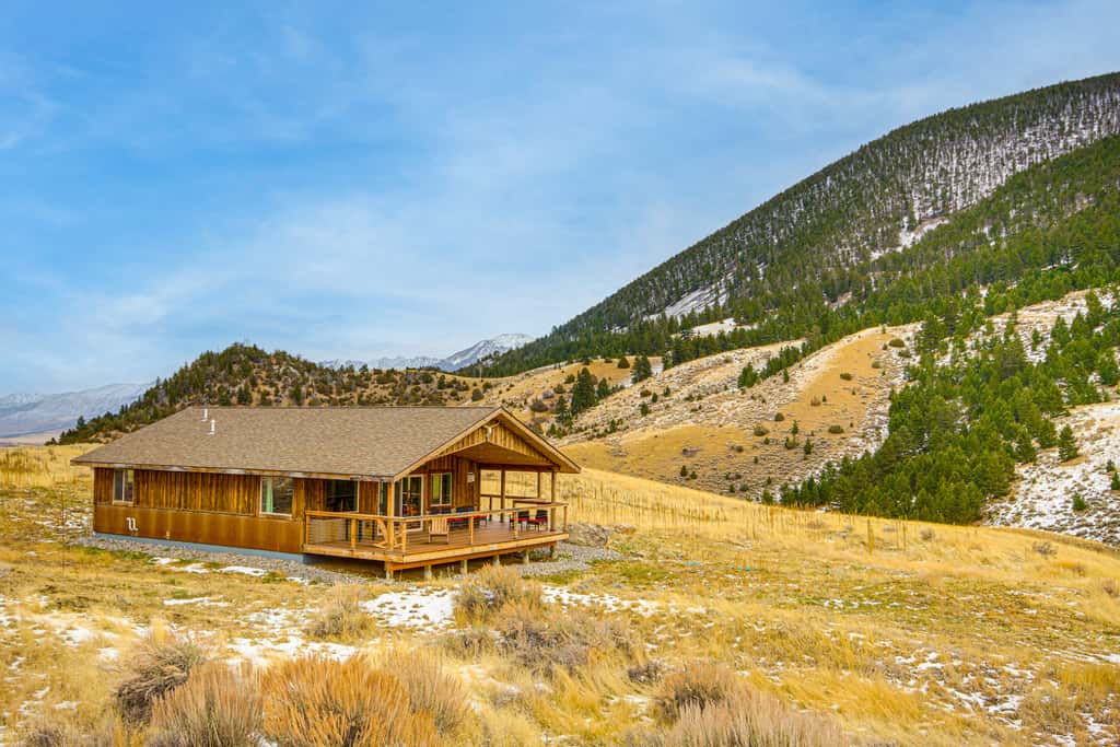 < 1 Mi to Chico Hot Springs: Mtn-View Hideaway!