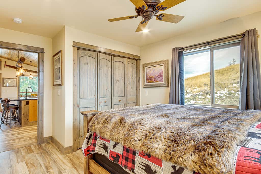 < 1 Mi to Chico Hot Springs: Mtn-View Hideaway!