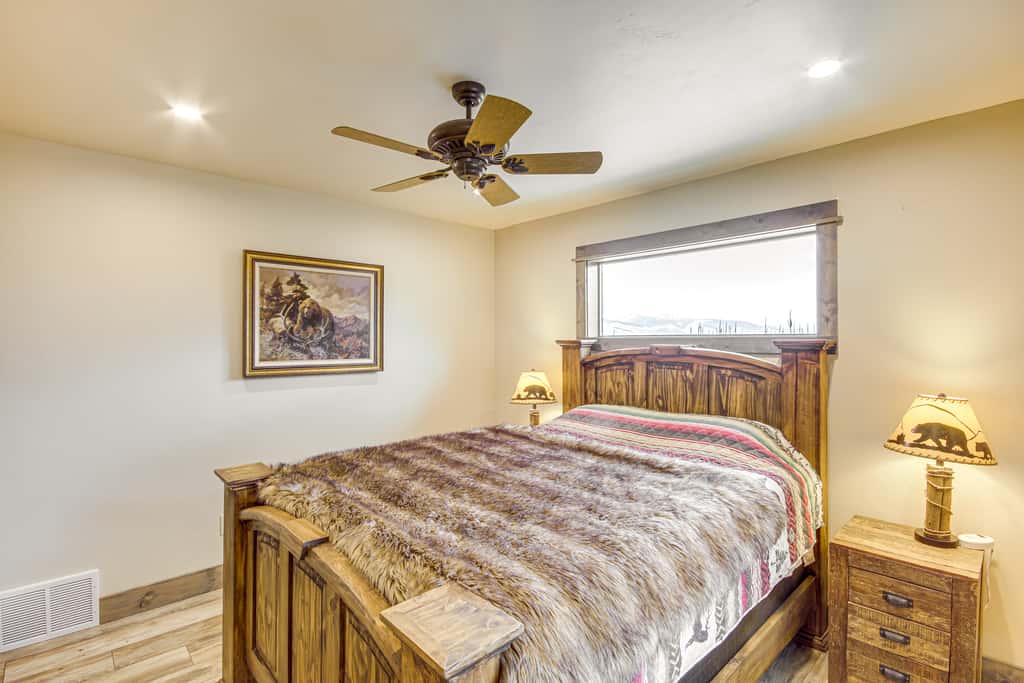 < 1 Mi to Chico Hot Springs: Mtn-View Hideaway!
