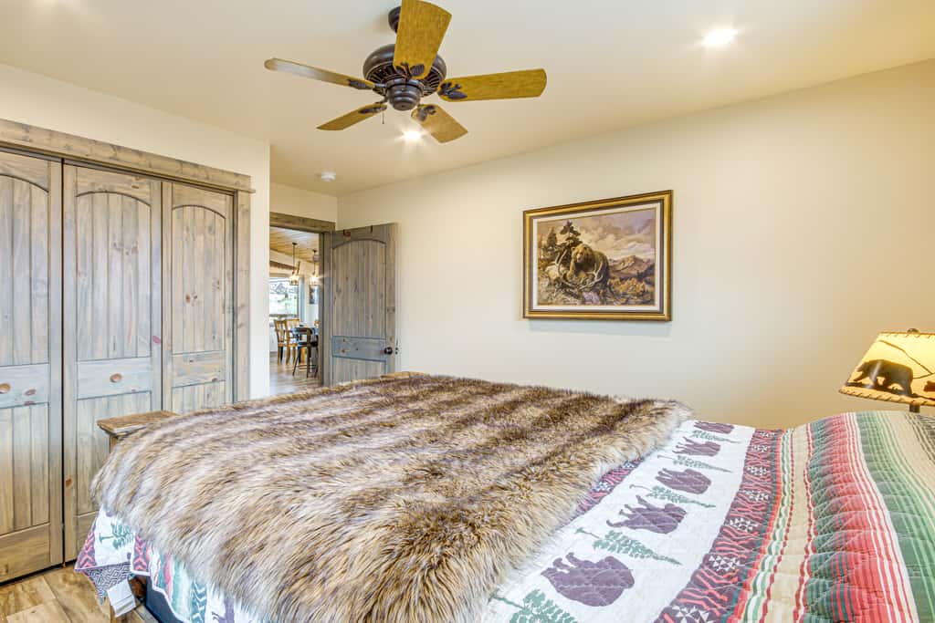 < 1 Mi to Chico Hot Springs: Mtn-View Hideaway!