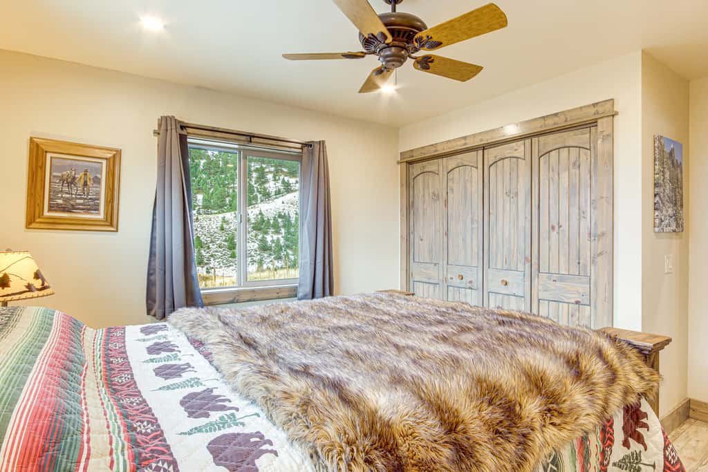 < 1 Mi to Chico Hot Springs: Mtn-View Hideaway!