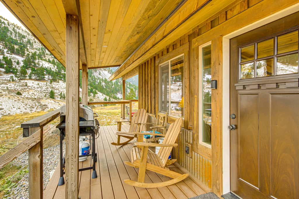 < 1 Mi to Chico Hot Springs: Mtn-View Hideaway!