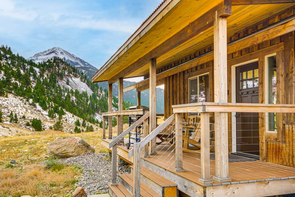 < 1 Mi to Chico Hot Springs: Mtn-View Hideaway!