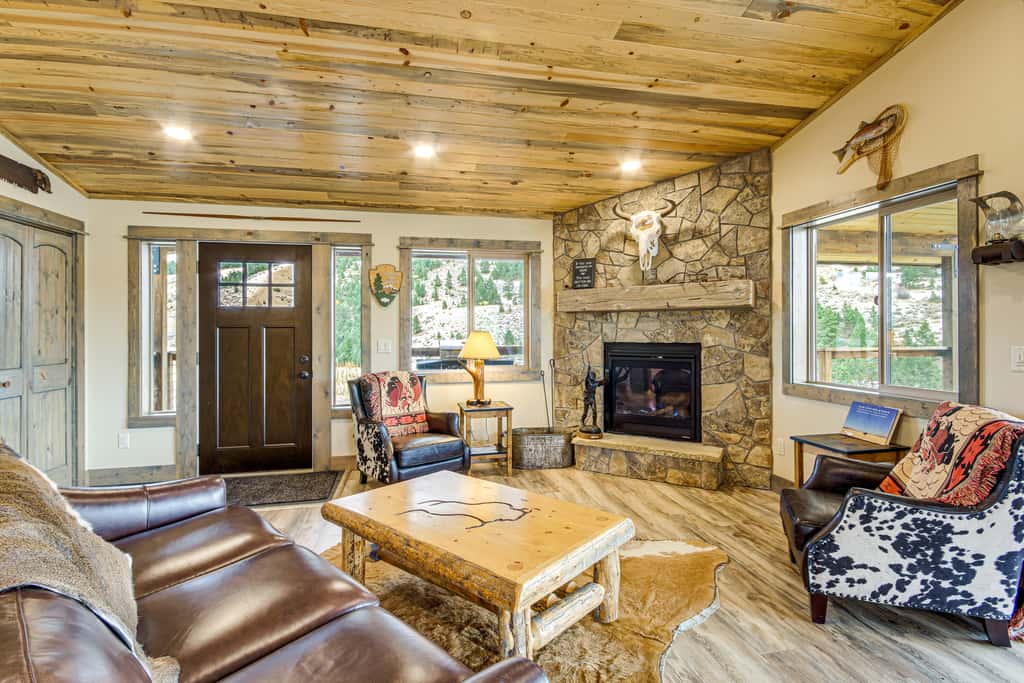 < 1 Mi to Chico Hot Springs: Mtn-View Hideaway!