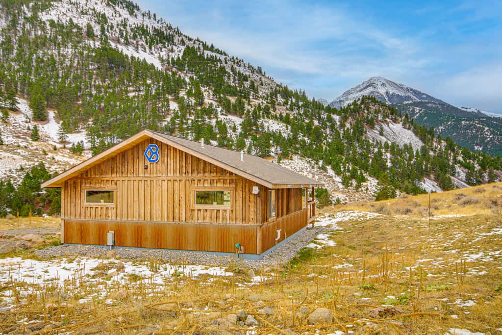 < 1 Mi to Chico Hot Springs: Mtn-View Hideaway!