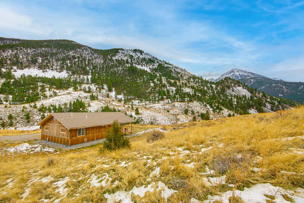 < 1 Mi to Chico Hot Springs: Mtn-View Hideaway!