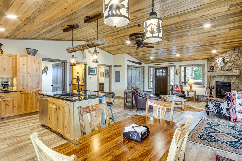 < 1 Mi to Chico Hot Springs: Mtn-View Hideaway!