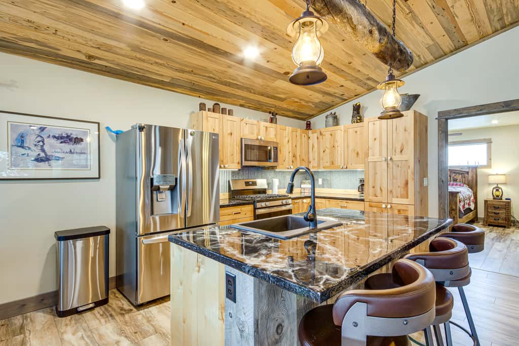 < 1 Mi to Chico Hot Springs: Mtn-View Hideaway!