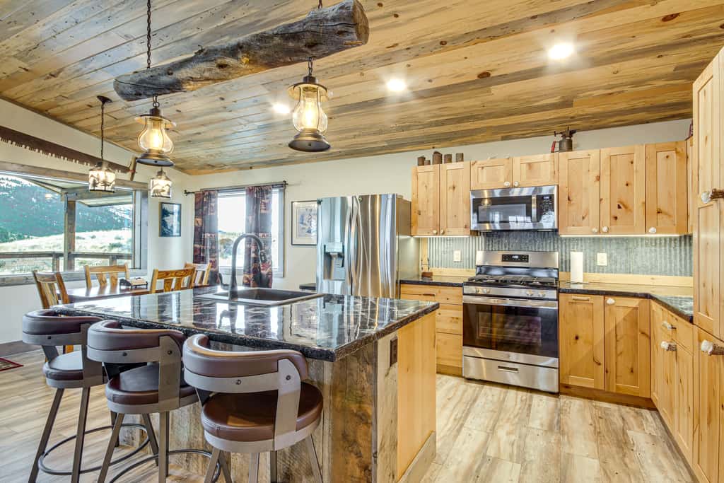 < 1 Mi to Chico Hot Springs: Mtn-View Hideaway!