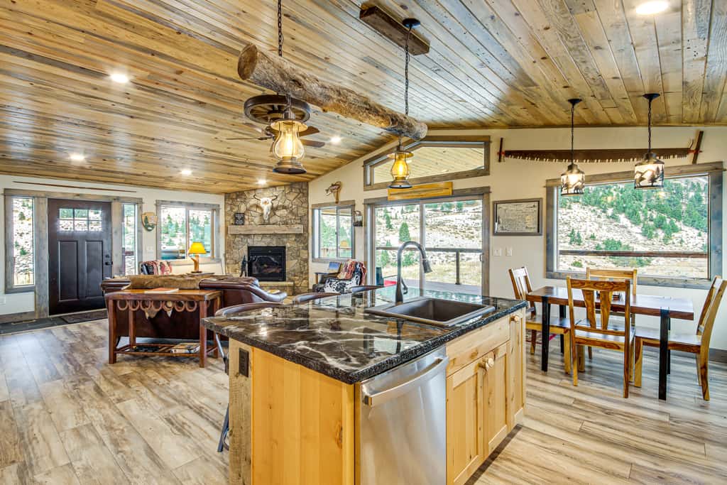 < 1 Mi to Chico Hot Springs: Mtn-View Hideaway!
