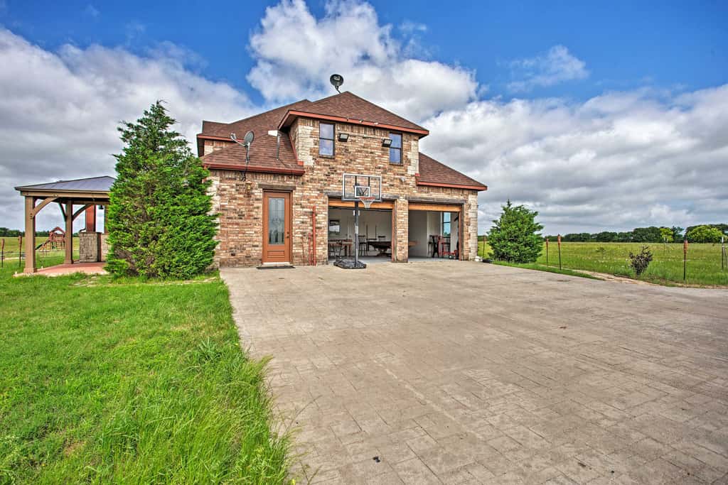Home w/ Game Room & Fireplace: 14 Mi to McKinney!
