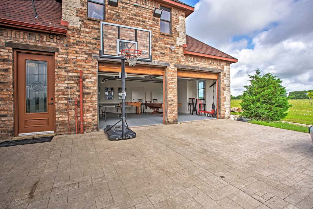 Home w/ Game Room & Fireplace: 14 Mi to McKinney!