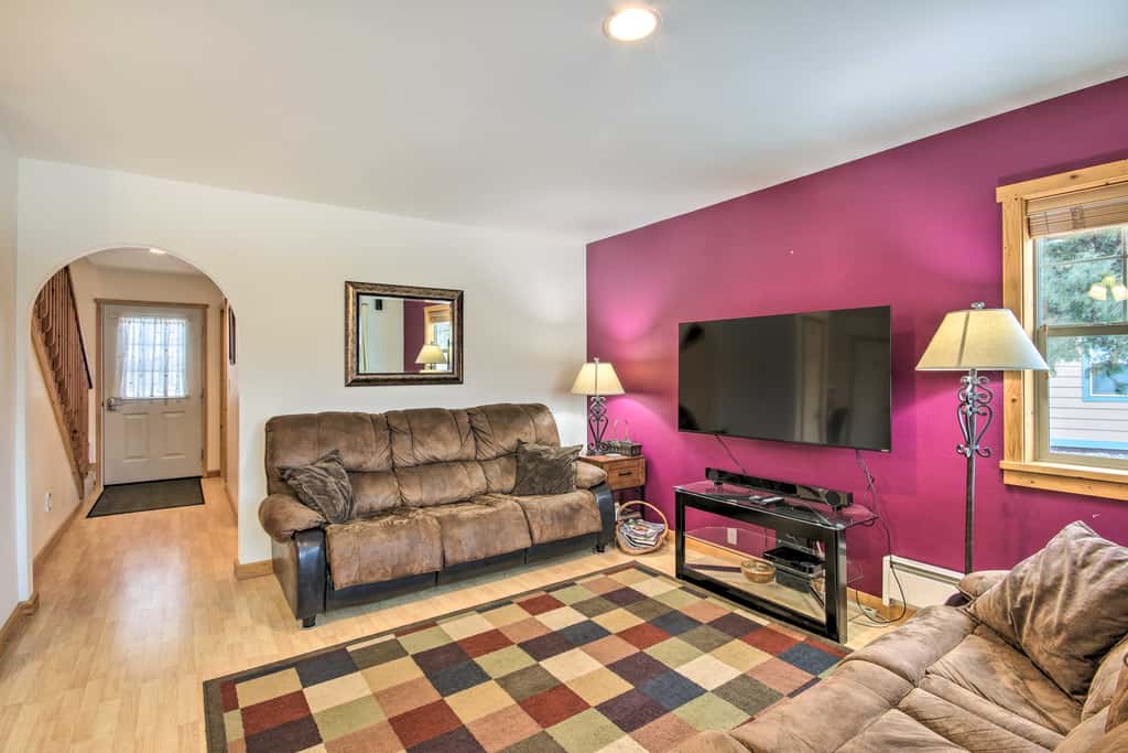 Inviting Townhome: 30 Mi to Yellowstone NP!