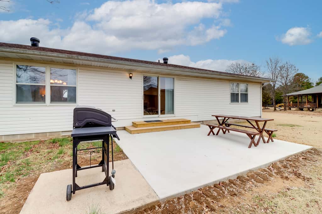 Henderson Home w/ Patio: 1 Mi to Norfork Lake