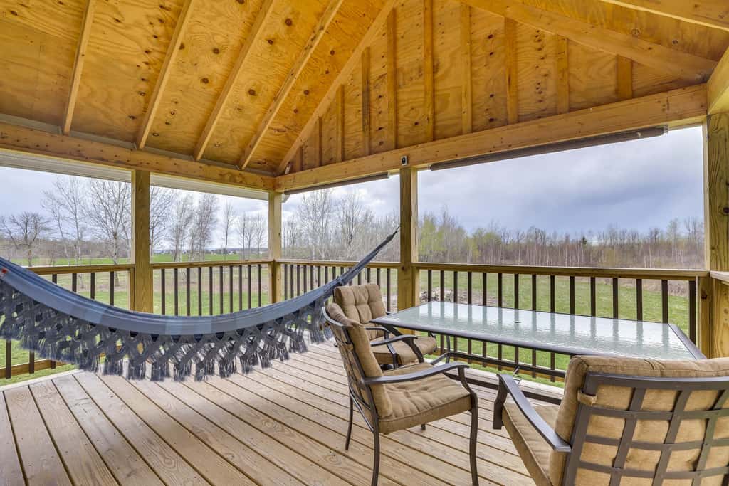 Cozy Solar-Powered Loft: Walk to Lake Champlain!