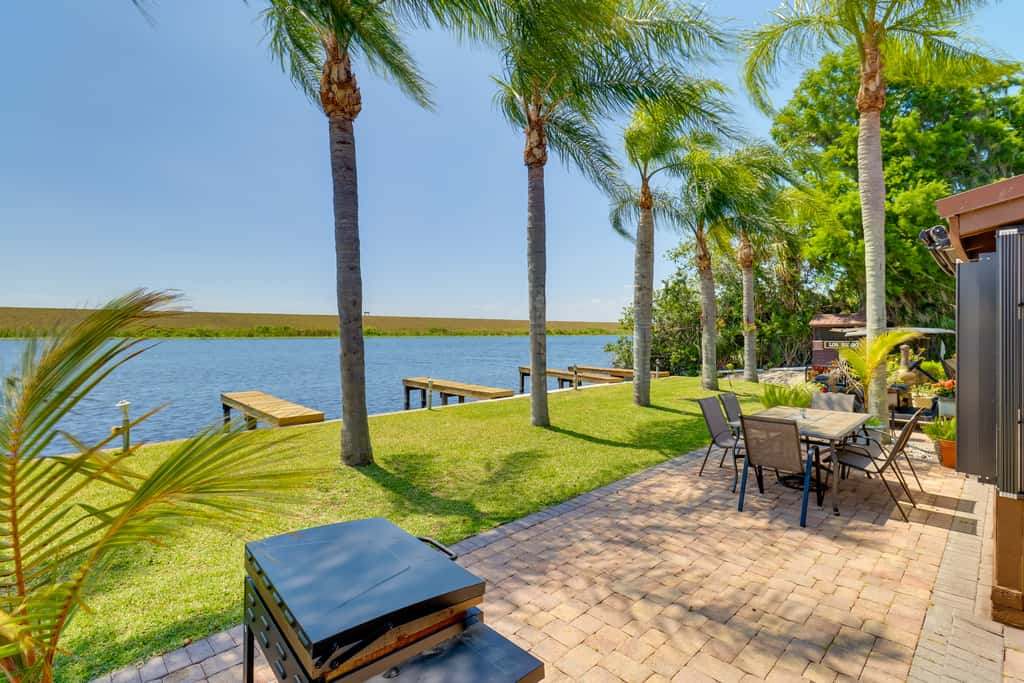 Boat, Fish & Swim: Lakefront Cabin in Okeechobee!