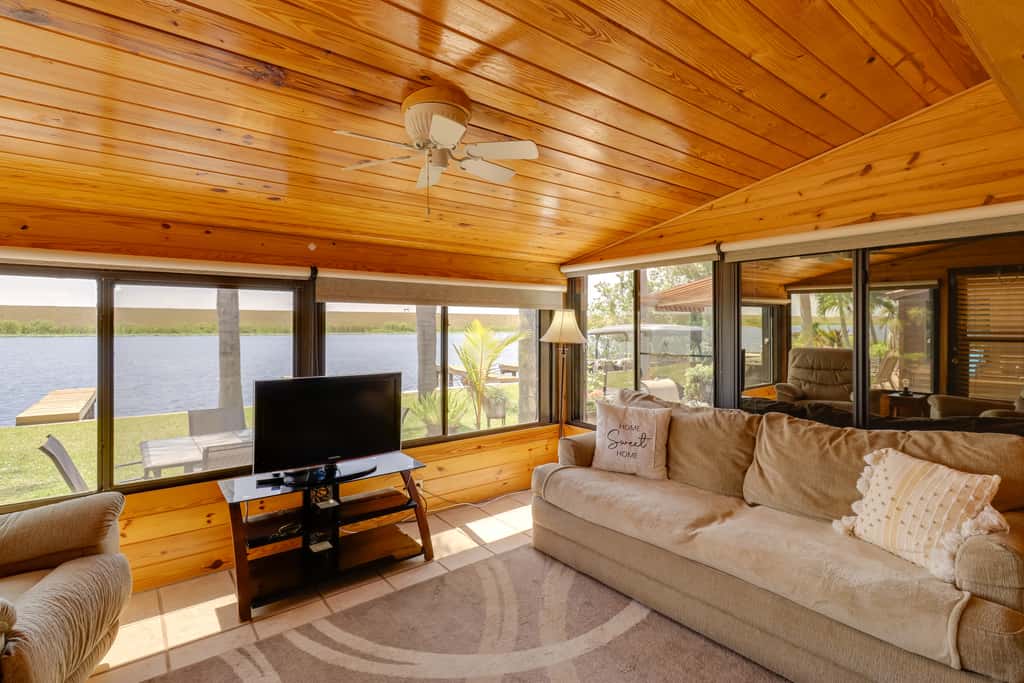 Boat, Fish & Swim: Lakefront Cabin in Okeechobee!